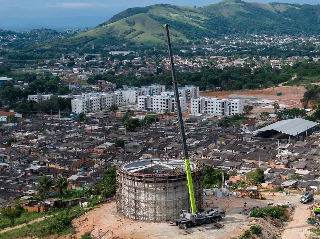 Guindaste operando em infraestrutura